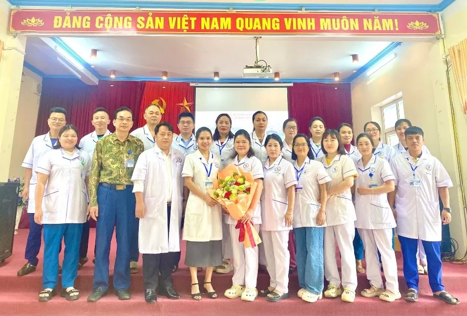 Trung tâm Y tế Khu Vực Trạm Tấu tổ chức buổi gặp mặt kỷ niệm ngày Quốc tế Điều dưỡng
